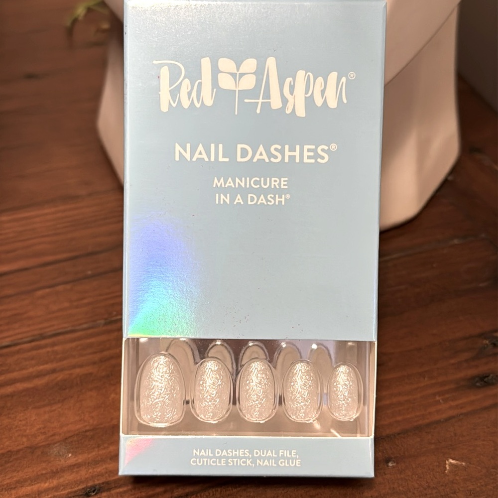RED ASPEN Cloudy skies Sarah Lynn Nail Dashes Pop On almond Short
